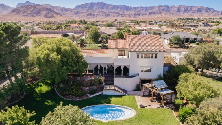 Farmhouse Chic  Zar Zanganeh Luxe Estates & Lifestyles